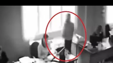 אישה קופצת מהחלון אחרי שהבוס צעק עליה