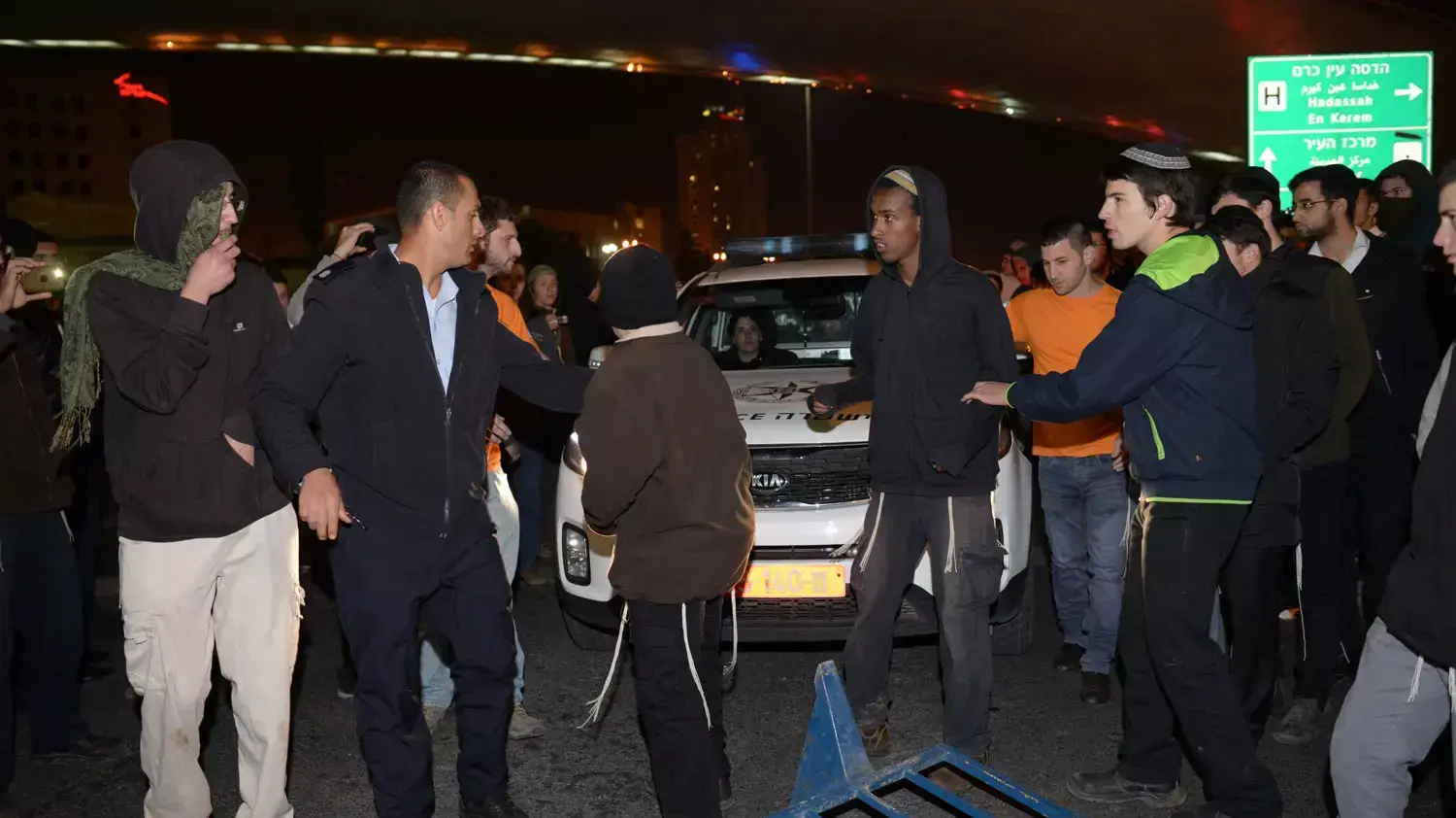 הפגנה בגשר המיתרים למען שחרור עצורי השבכ הפגנה בגשר המיתרים למען שחרור עצורי השבכ