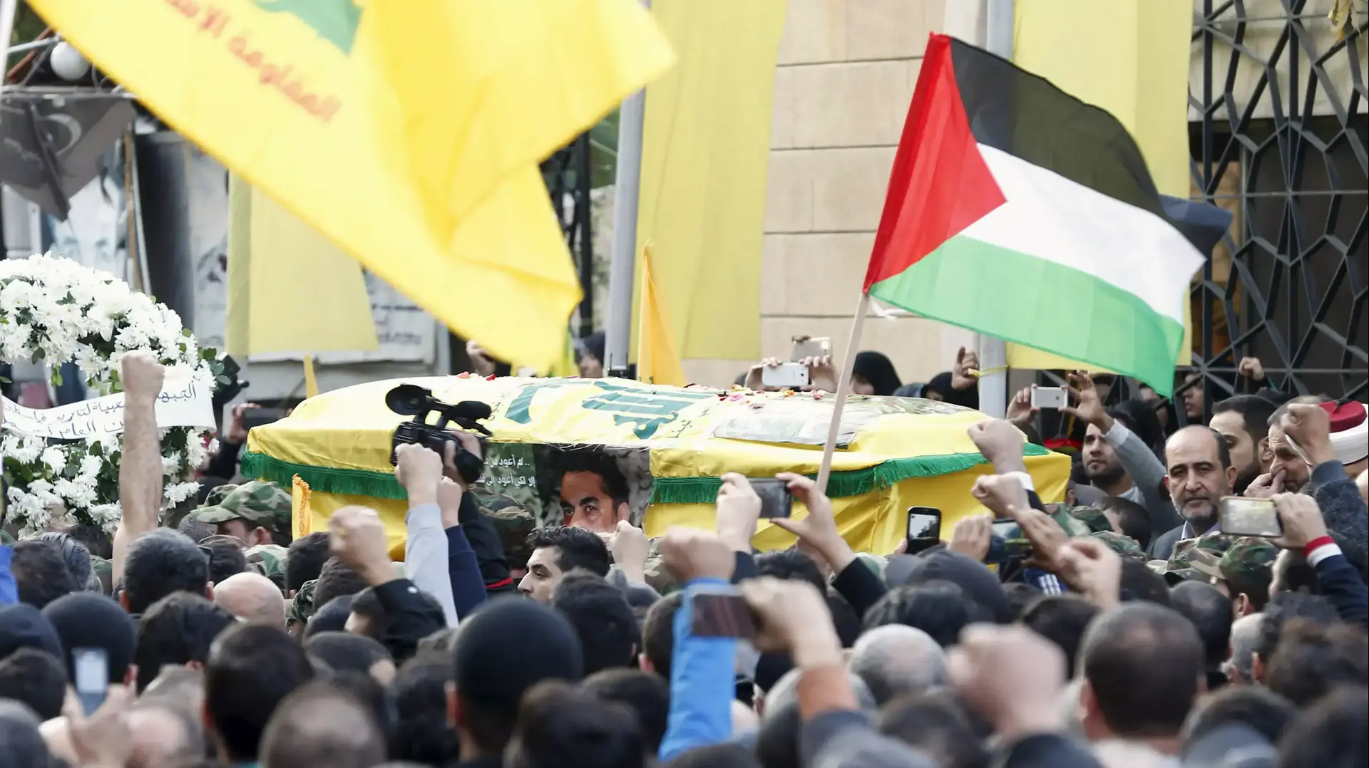 הלווייתו של סמיר קונטאר בביירות, בירת לבנון, שחוסל בתקיפה אווירית שיוחסה לשיראל, דצמבר 2015 הלווייתו של סמיר קונטאר בביירות, בירת לבנון, שחוסל בתקיפה אווירית שיוחסה לשיראל, דצמבר 2015