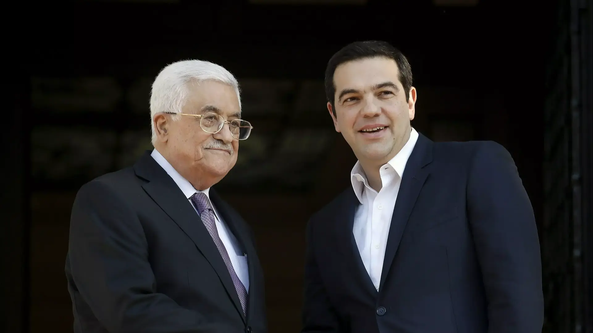 יו"ר הרשות הפלסטינית אבו מאזן וראש ממשלת יוון אלכסיס ציפראס במהלך פגישתם באתונה, דצמבר 2015 יו"ר הרשות הפלסטינית אבו מאזן וראש ממשלת יוון אלכסיס ציפראס במהלך פגישתם באתונה, דצמבר 2015