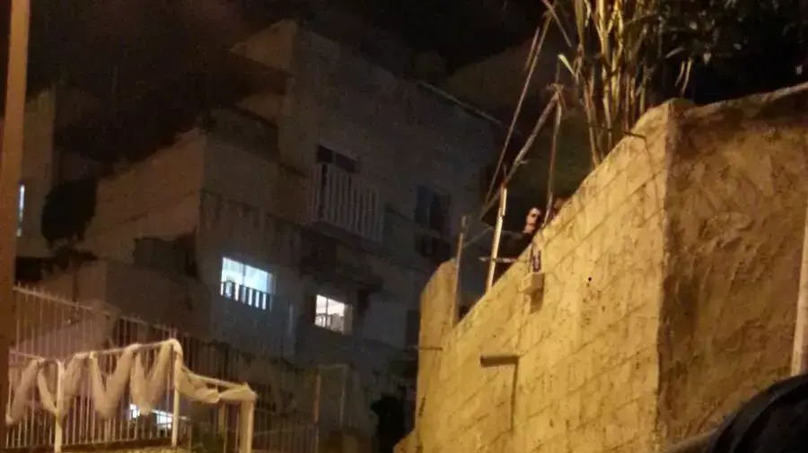 רכב משטרה חונה מחוץ לדירה בחיפה שבה נמצאו זוג קשישים ללא רוח חיים, 21 בדצמבר 2015 רכב משטרה חונה מחוץ לדירה בחיפה שבה נמצאו זוג קשישים ללא רוח חיים, 21 בדצמבר 2015