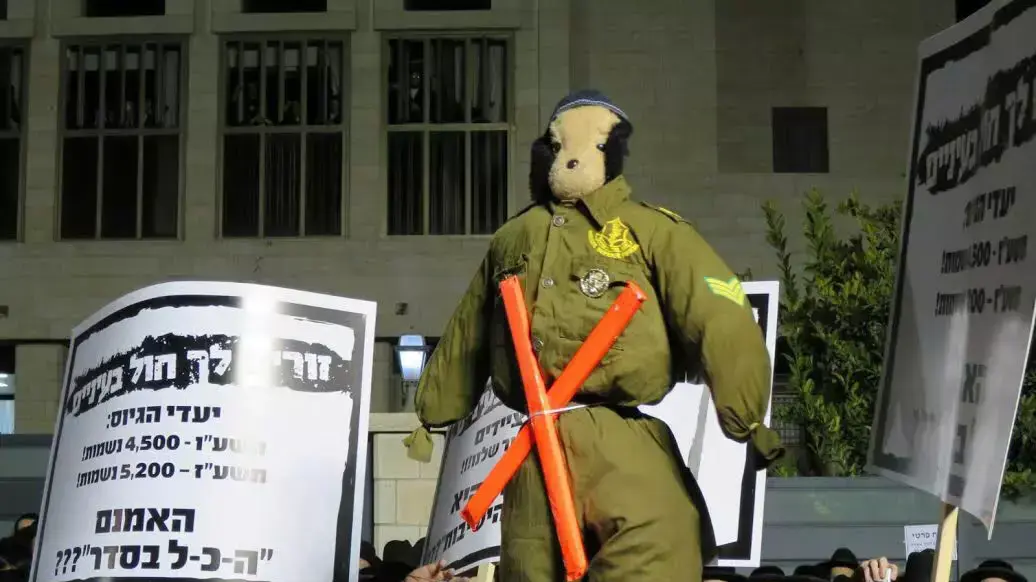 בובות חיילים חרדים בהפגנה נגד חוק הגיוס הערב בירושלים בובות חיילים חרדים בהפגנה נגד חוק הגיוס הערב בירושלים
