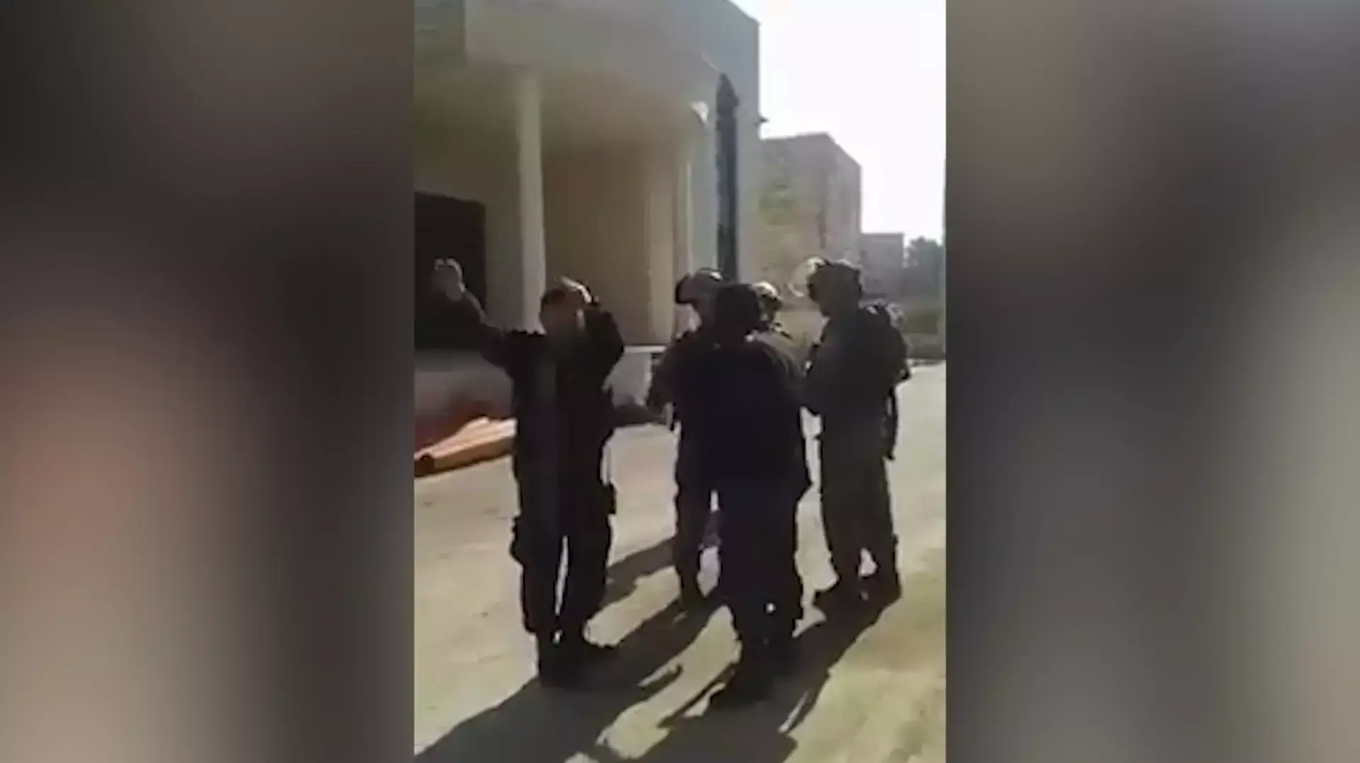 שוטרים פלסטינים מונעים מחיילים להתעמת עם צעירים בביתוניא