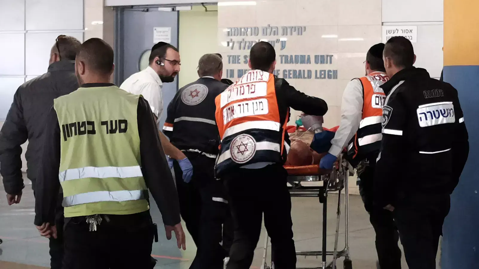פינוי פצועים מפיגוע הדקירה בשער יפו בירושלים. בי"ח שערי צדק. 23 בדצמבר 2015 פינוי פצועים מפיגוע הדקירה בשער יפו בירושלים. בי"ח שערי צדק. 23 בדצמבר 2015