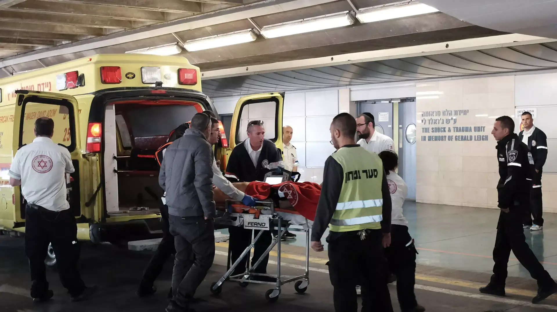 פינוי פצועים מפיגוע הדקירה בשער יפו בירושלים. בי"ח שערי צדק. 23 בדצמבר 2015