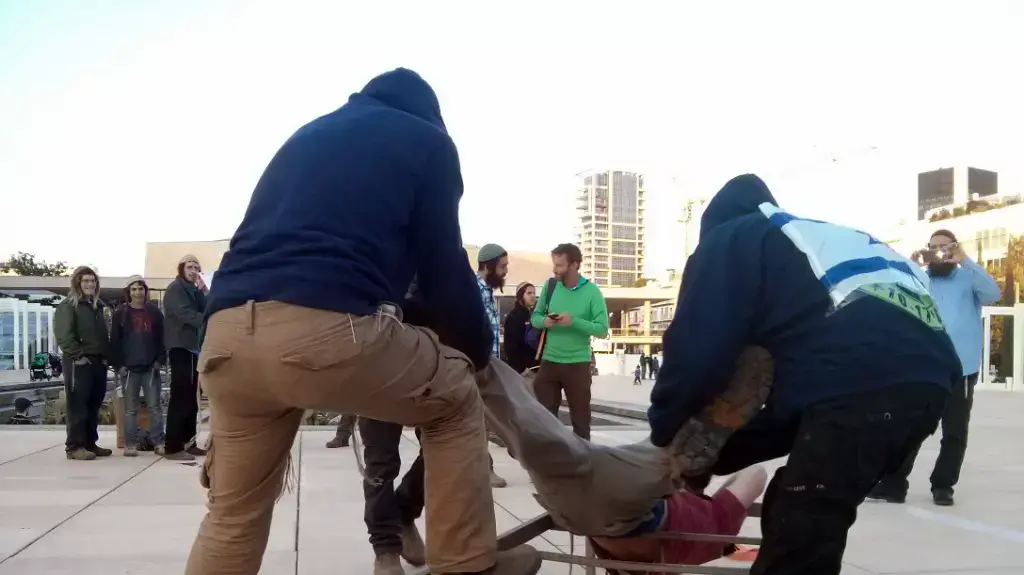 פעילי מטה "יהודי לא מענה יהודי" במיצג עינויים שעוברים הנערים העצורים בידי השב"כ, כיכר הבימה, תל אביב. דצמבר 2015 פעילי מטה "יהודי לא מענה יהודי" במיצג עינויים שעוברים הנערים העצורים בידי השב"כ, כיכר הבימה, תל אביב. דצמבר 2015