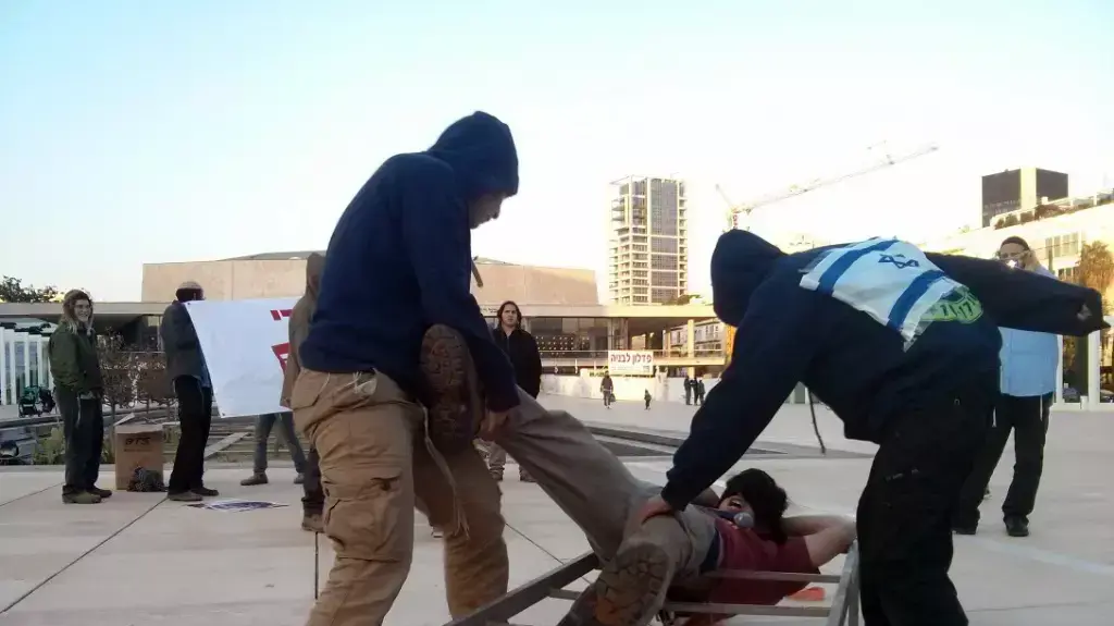 פעילי מטה "יהודי לא מענה יהודי" במיצג עינויים שעוברים הנערים העצורים בידי השב"כ, כיכר הבימה, תל אביב. דצמבר 2015 פעילי מטה "יהודי לא מענה יהודי" במיצג עינויים שעוברים הנערים העצורים בידי השב"כ, כיכר הבימה, תל אביב. דצמבר 2015