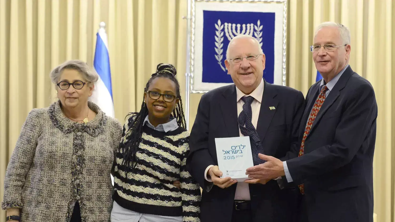 : תמונות. השנתון הסטטיסטי של המועצה לשלום הילד לשנת 2015 הוגש הבוקר לנשיא המדינה ורעייתו. חמישי יב טבת תשעו 24 בדצמבר 2015. : תמונות. השנתון הסטטיסטי של המועצה לשלום הילד לשנת 2015 הוגש הבוקר לנשיא המדינה ורעייתו. חמישי יב טבת תשעו 24 בדצמבר 2015.