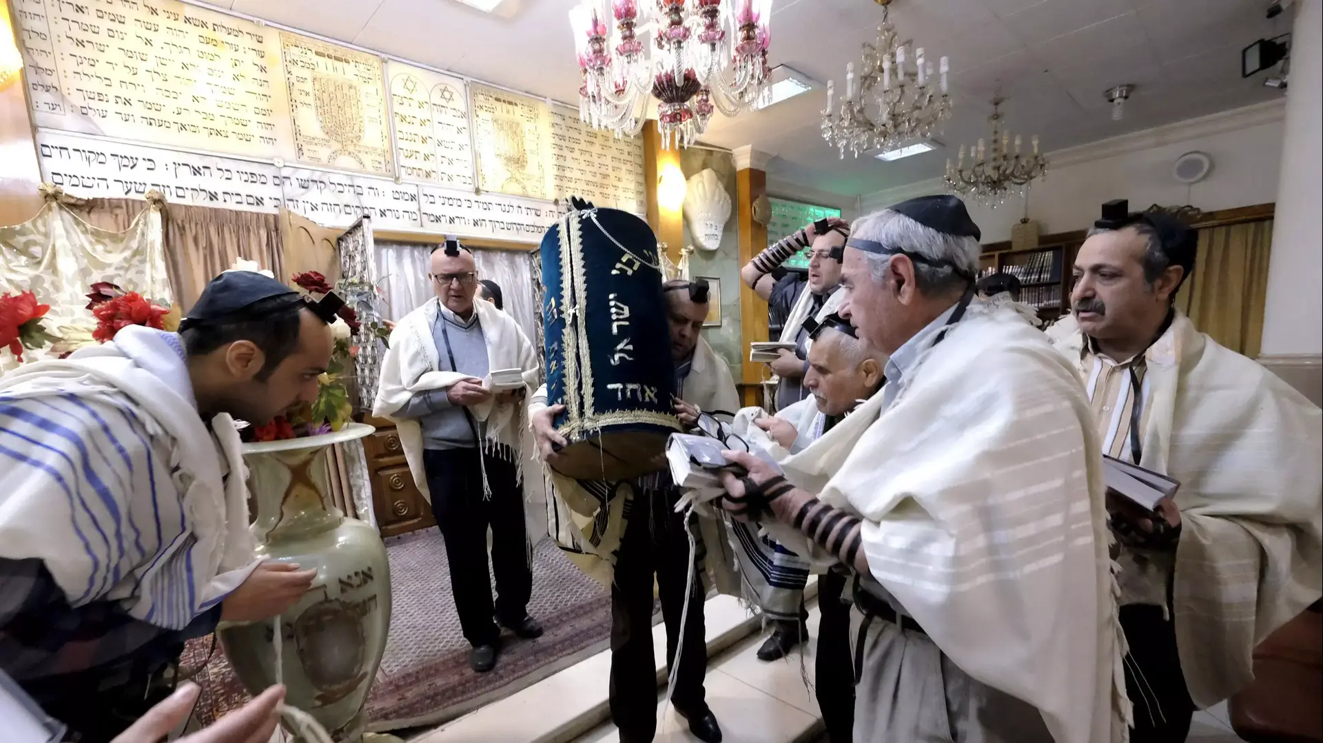 יהודים איראנים מתפללים בבית הכנסת ברחוב פלסטין בטהראן, 24 בדצמבר 2015 יהודים איראנים מתפללים בבית הכנסת ברחוב פלסטין בטהראן, 24 בדצמבר 2015
