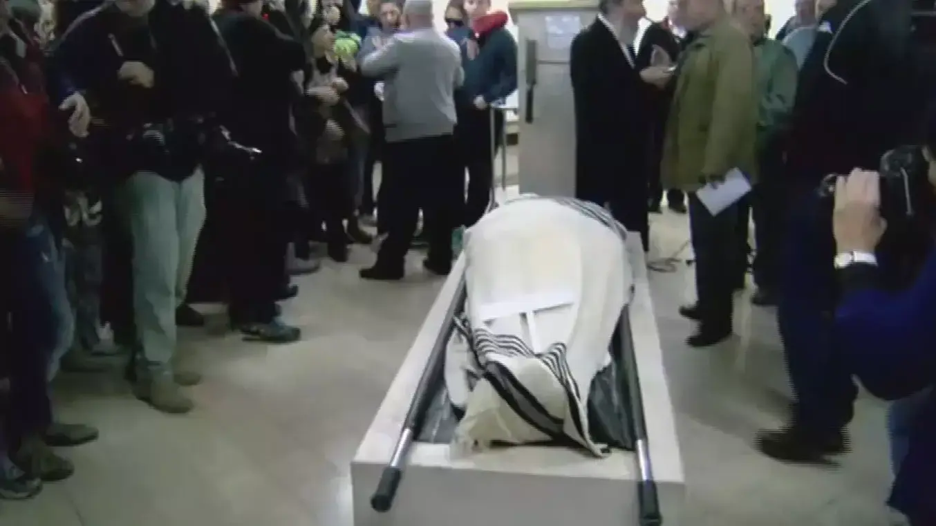 גופתו של עופר בן ארי, נרצח על יד מחבל בירושלים, בזמן הלוויה גופתו של עופר בן ארי, נרצח על יד מחבל בירושלים, בזמן הלוויה