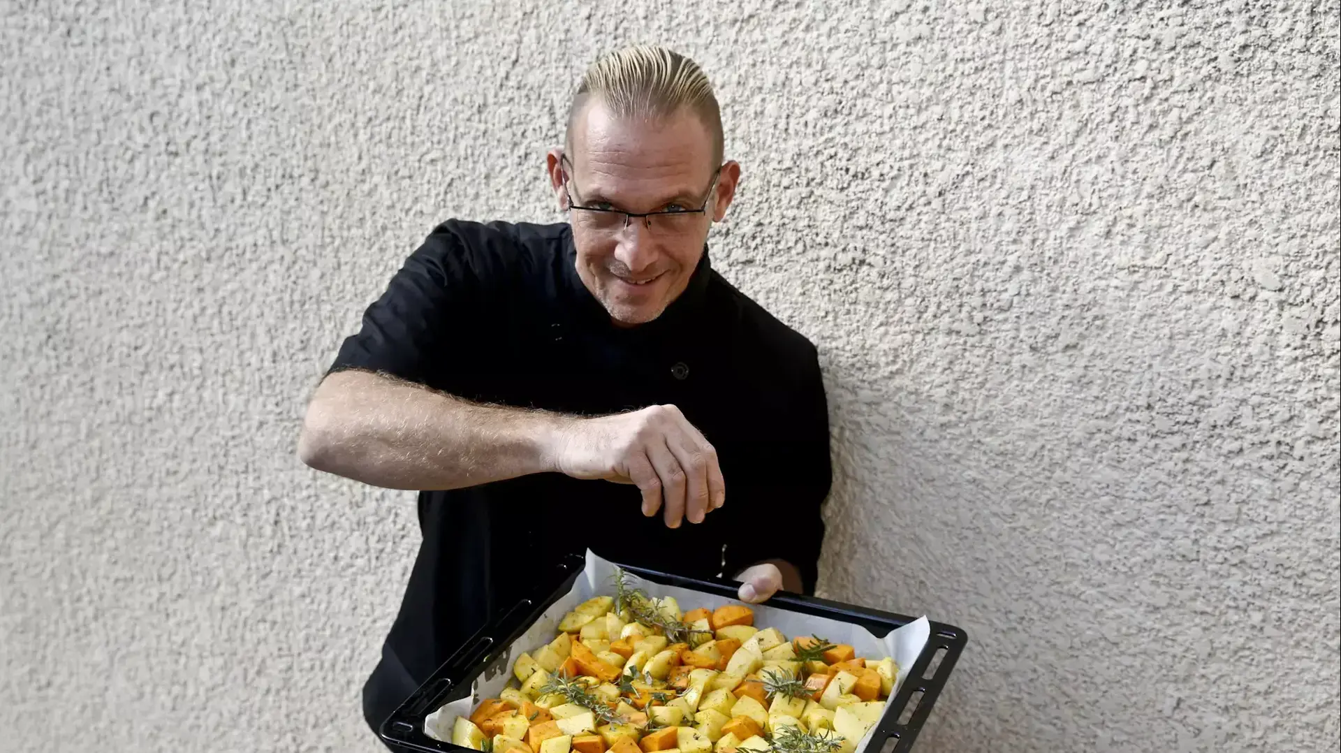 אלכס גולדברג מבשל עם קנאביס אלכס גולדברג מבשל עם קנאביס