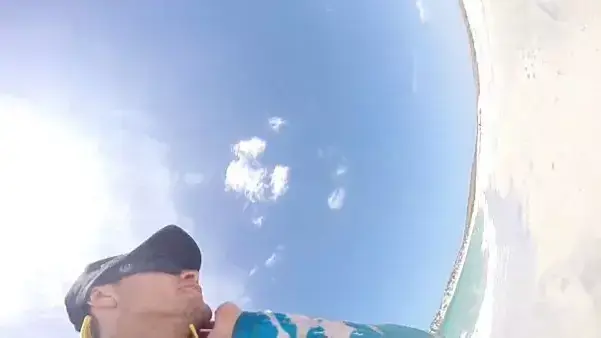 ג'ק גייקובס מקבל סטירה מכריש ג'ק גייקובס מקבל סטירה מכריש