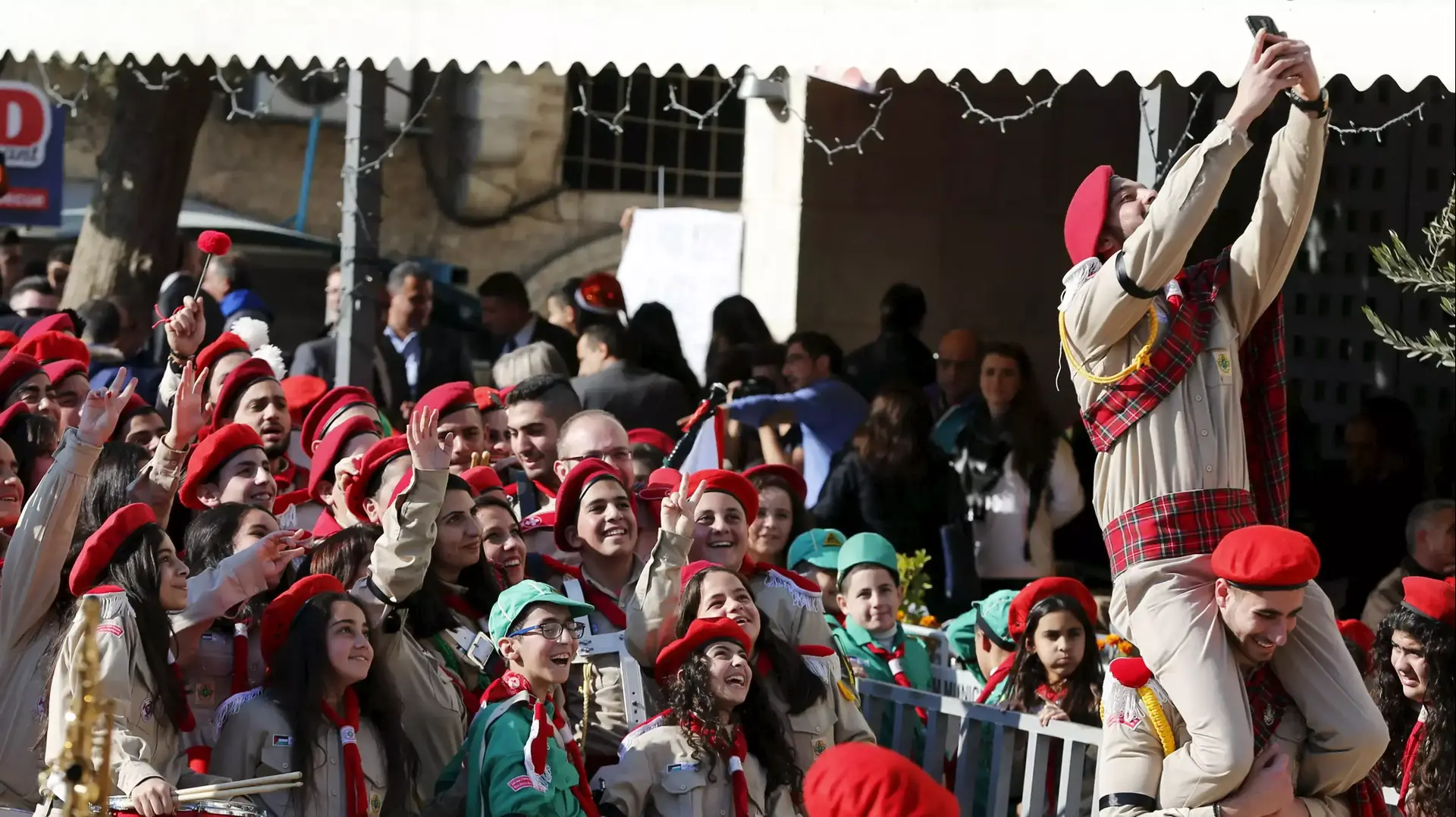 חברי התזמורת מתכוננים לחגיגות בכיכר אל-מהד, מקום לידתו של ישו, בית לחם חברי התזמורת מתכוננים לחגיגות בכיכר אל-מהד, מקום לידתו של ישו, בית לחם