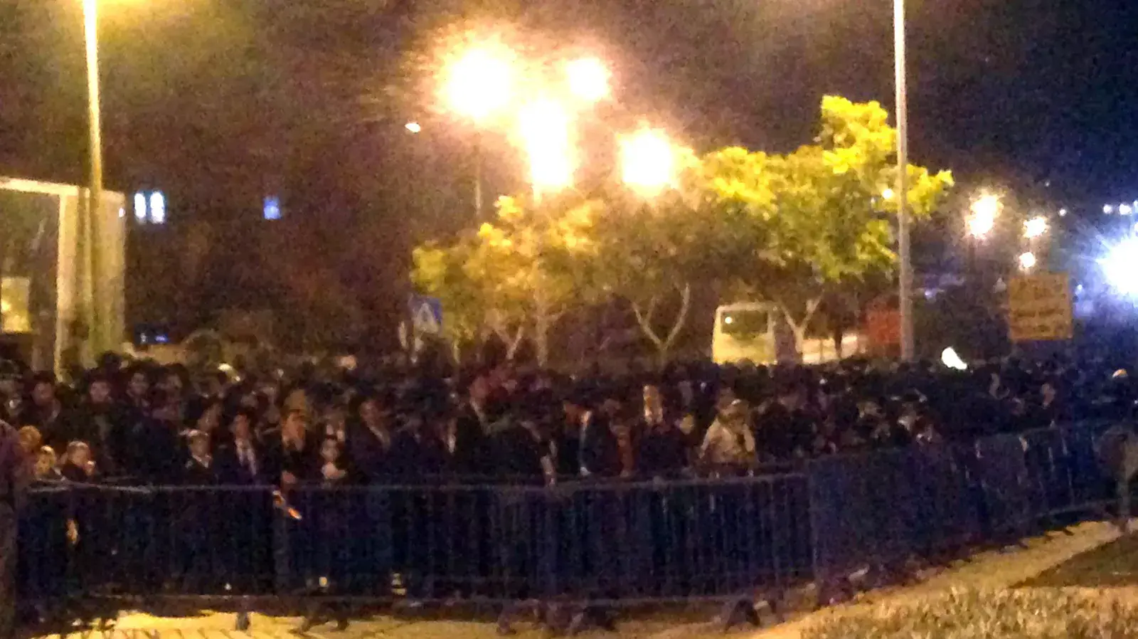 מפגינים בקריית יובל בירושלים נגד הקרנת סרטים בשבת מפגינים בקריית יובל בירושלים נגד הקרנת סרטים בשבת