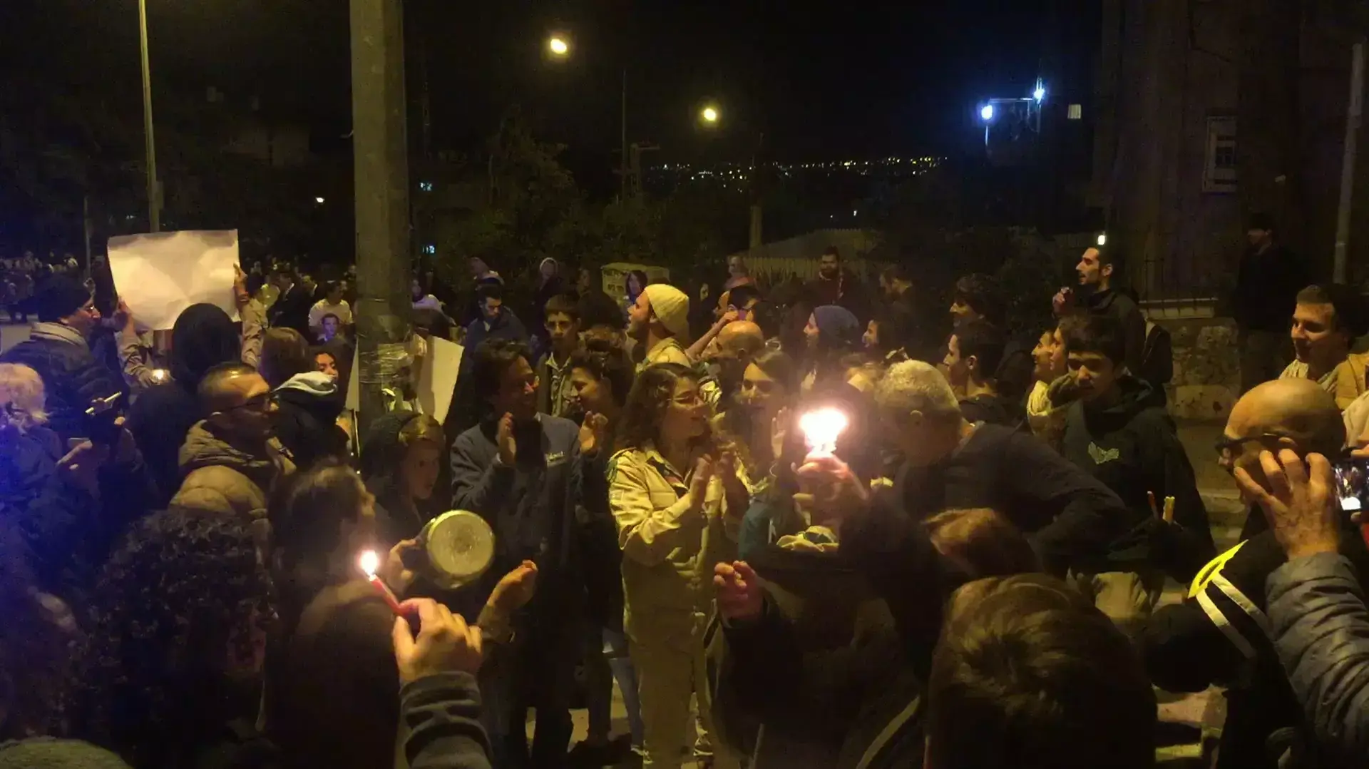  חרדים מפגינים נגד הקרנת סרט במתנ"ס בשבת בירושלים