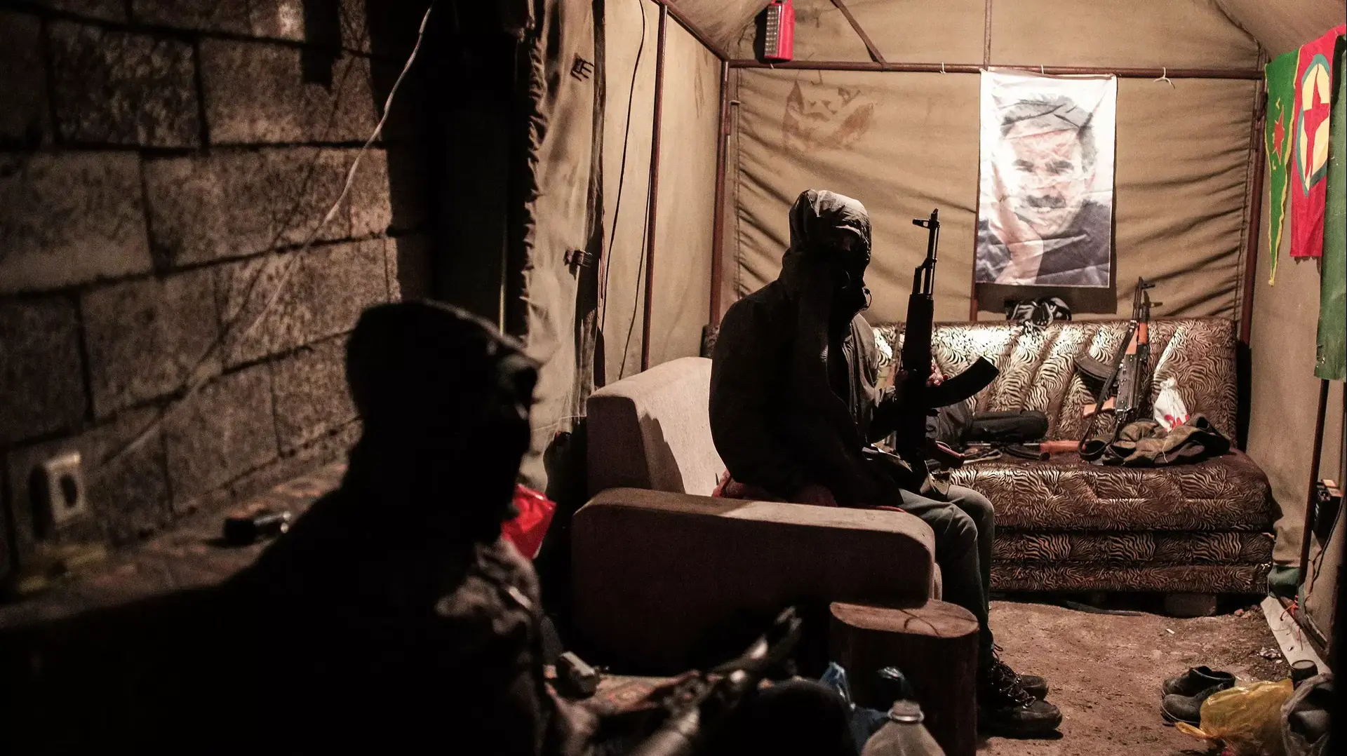 לוחמים במחתרת הכורדית (PKK) בבונקר בדרום-מזרח טורקיה, 23 בדצמבר 2015