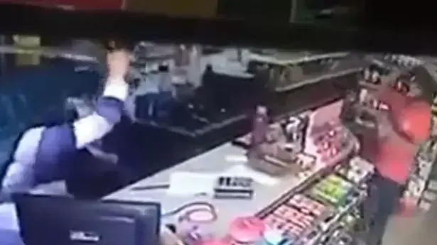 מוכרת עם חרב