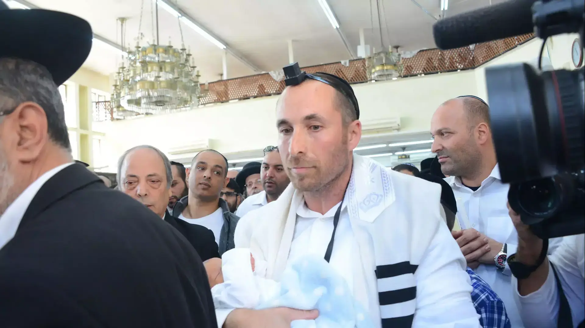 איש העולם התחתון עמיר מולנר חגג בסוף השבוע את הברית לבנו בנוכחות בכירי רבנים בבני ברק