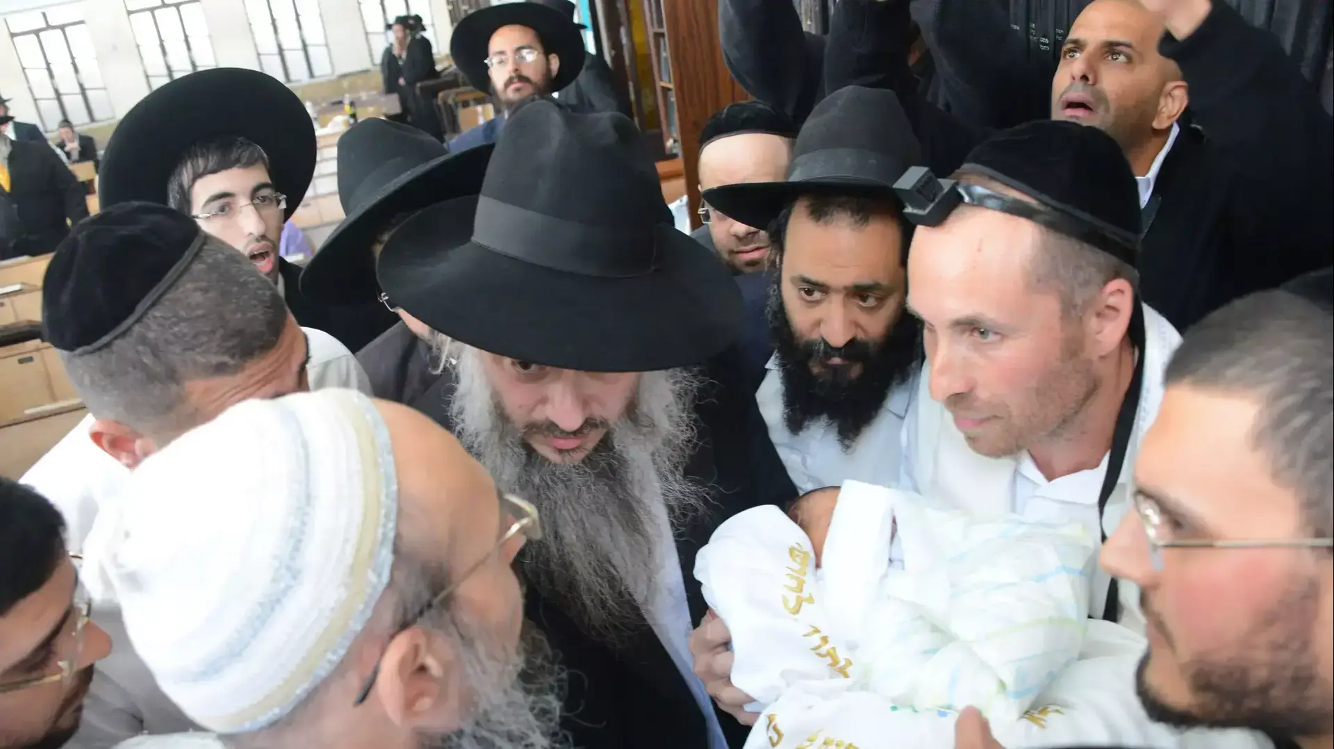 איש העולם התחתון עמיר מולנר חגג בסוף השבוע את הברית לבנו בנוכחות בכירי רבנים בבני ברק איש העולם התחתון עמיר מולנר חגג בסוף השבוע את הברית לבנו בנוכחות בכירי רבנים בבני ברק