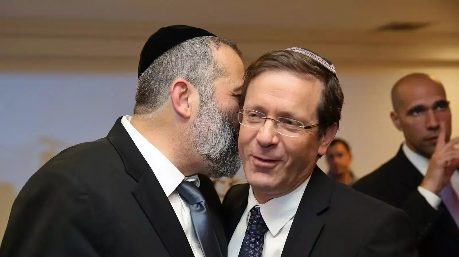 יצחק הרצוג ואריה דרעי באירוע שבע ברכות לרגל חתונת בתו של דרעי. דצמבר 2015 יצחק הרצוג ואריה דרעי באירוע שבע ברכות לרגל חתונת בתו של דרעי. דצמבר 2015