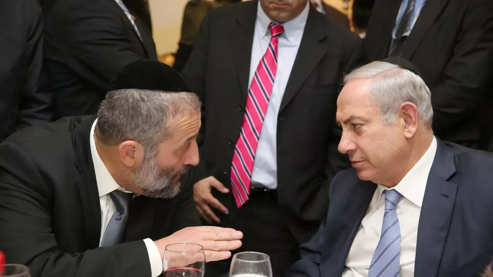 ראש הממשלה בנימין נתניהו השר אריה דרעי באירוע שבע ברכות לרגל חתונת בתו של דרעי. דצמבר 2015 ראש הממשלה בנימין נתניהו השר אריה דרעי באירוע שבע ברכות לרגל חתונת בתו של דרעי. דצמבר 2015