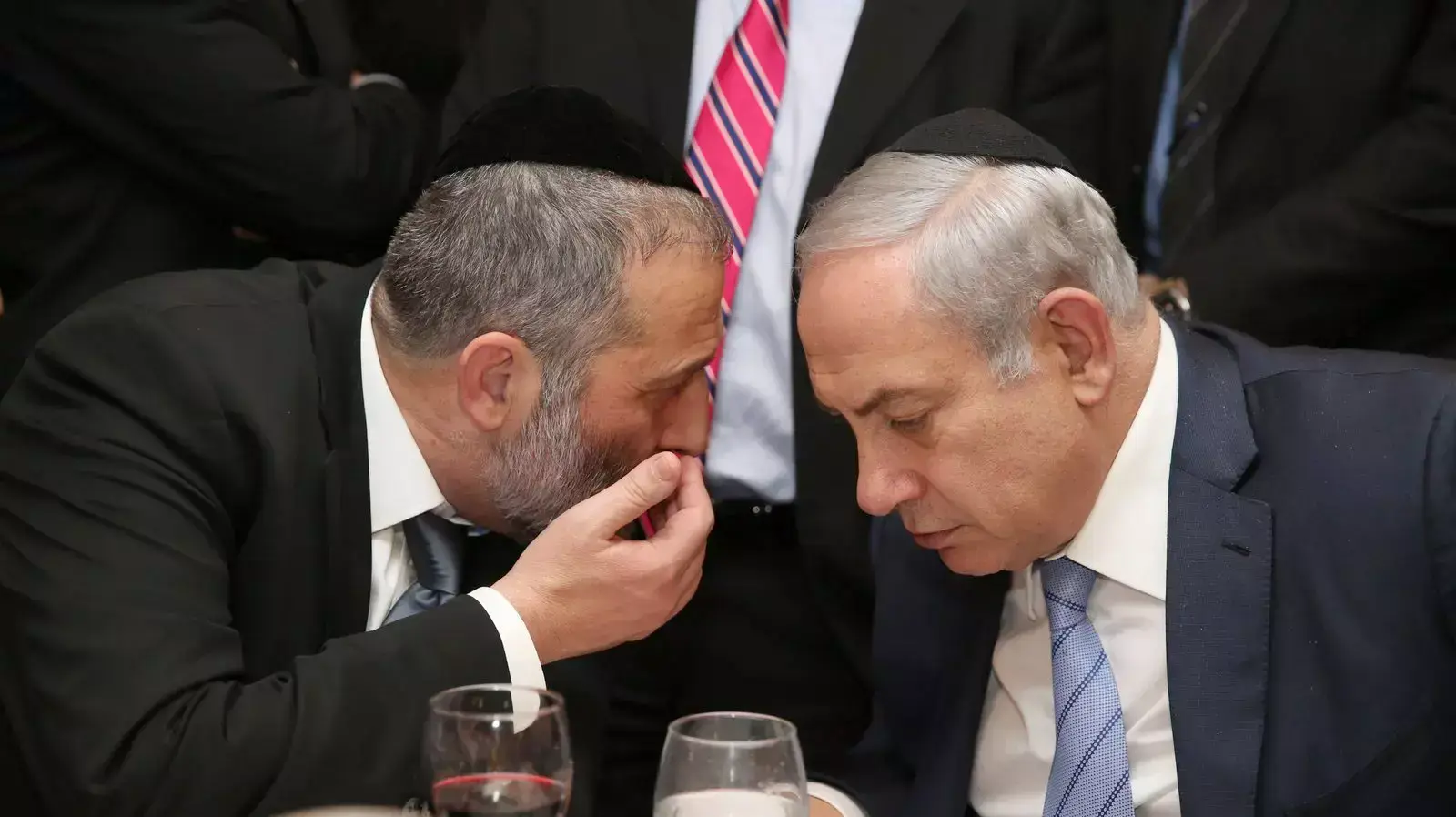 ראש הממשלה בנימין נתניהו השר אריה דרעי באירוע שבע ברכות לרגל חתונת בתו של דרעי. דצמבר 2015 ראש הממשלה בנימין נתניהו השר אריה דרעי באירוע שבע ברכות לרגל חתונת בתו של דרעי. דצמבר 2015