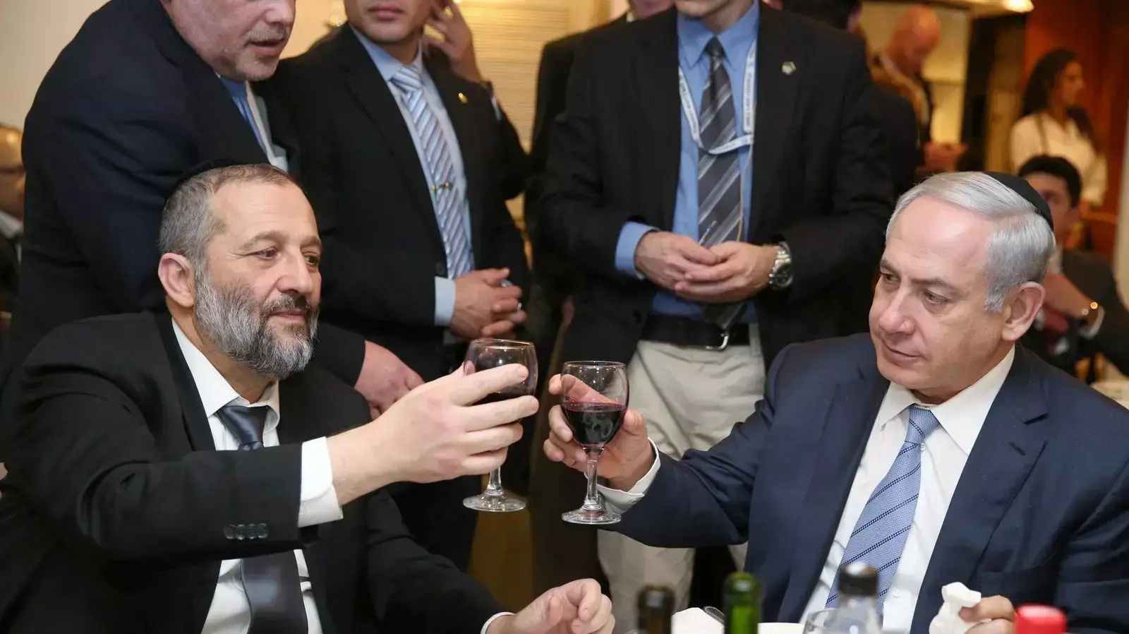 ראש הממשלה בנימין נתניהו השר אריה דרעי באירוע שבע ברכות לרגל חתונת בתו של דרעי. דצמבר 2015
