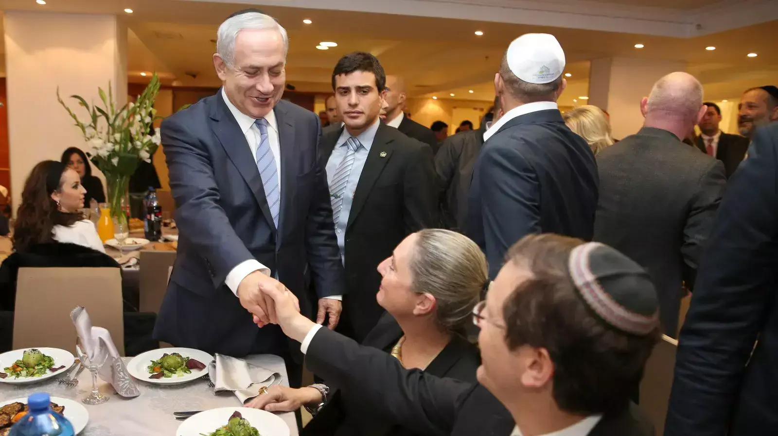 יצחק הרצוג ובנימין נתניהו לוחצים ידיים באירוע שבע ברכות לרגל חתונת בתו של דרעי. דצמבר 2015 יצחק הרצוג ובנימין נתניהו לוחצים ידיים באירוע שבע ברכות לרגל חתונת בתו של דרעי. דצמבר 2015