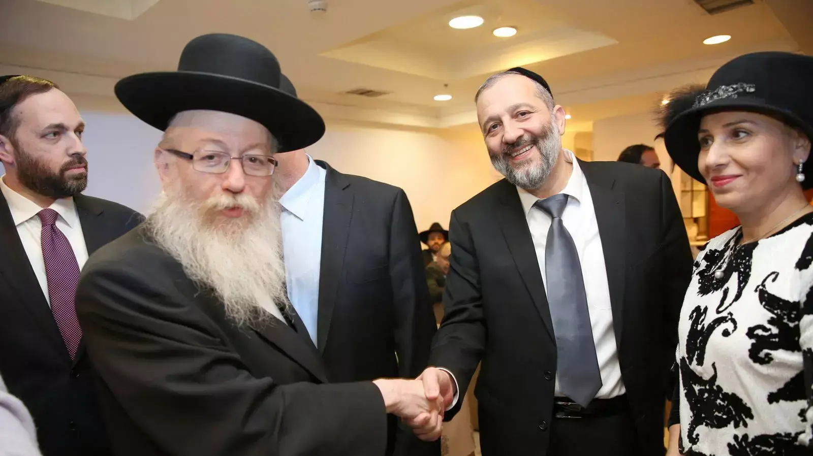 יעקב ליצמן ואריה דרעי באירוע שבע ברכות לרגל חתונת בתו של דרעי. דצמבר 2015