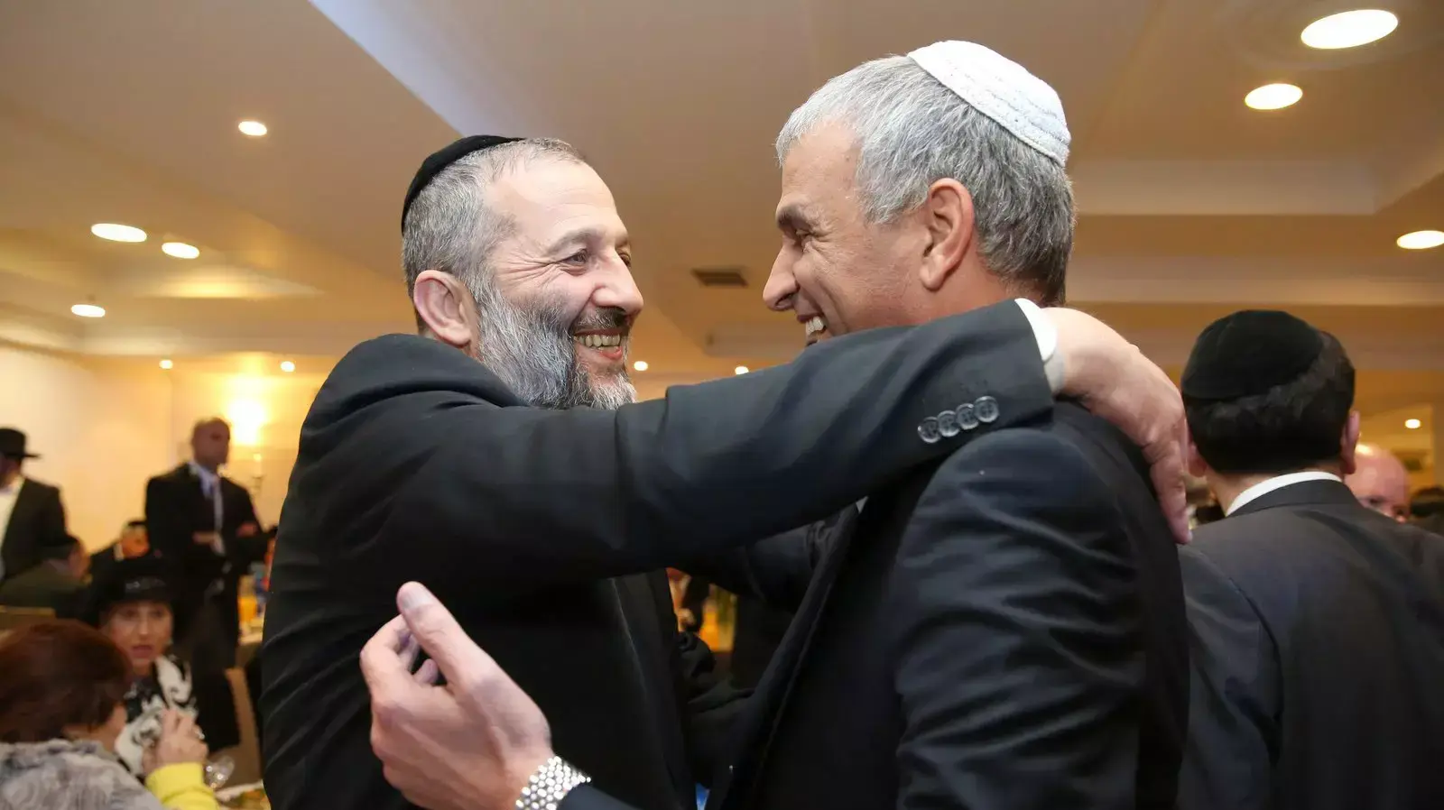 משה כחלון ואריה דרעי באירוע שבע ברכות לרגל חתונת בתו של דרעי. דצמבר 2015