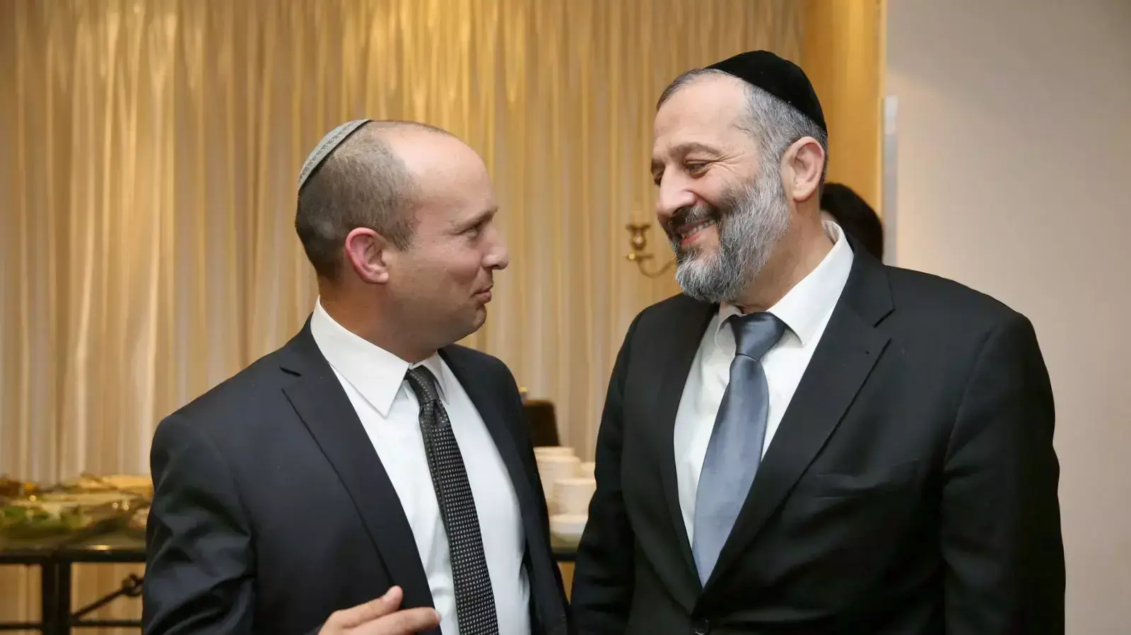 נפתלי בנט ואריה דרעי באירוע שבע ברכות לרגל חתונת בתו של דרעי. דצמבר 2015 נפתלי בנט ואריה דרעי באירוע שבע ברכות לרגל חתונת בתו של דרעי. דצמבר 2015