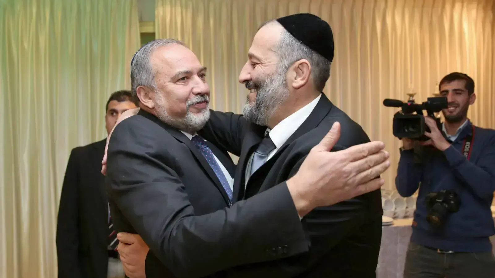 אביגדור ליברמן ואריה דרעי באירוע שבע ברכות לרגל חתונת בתו של דרעי. דצמבר 2015