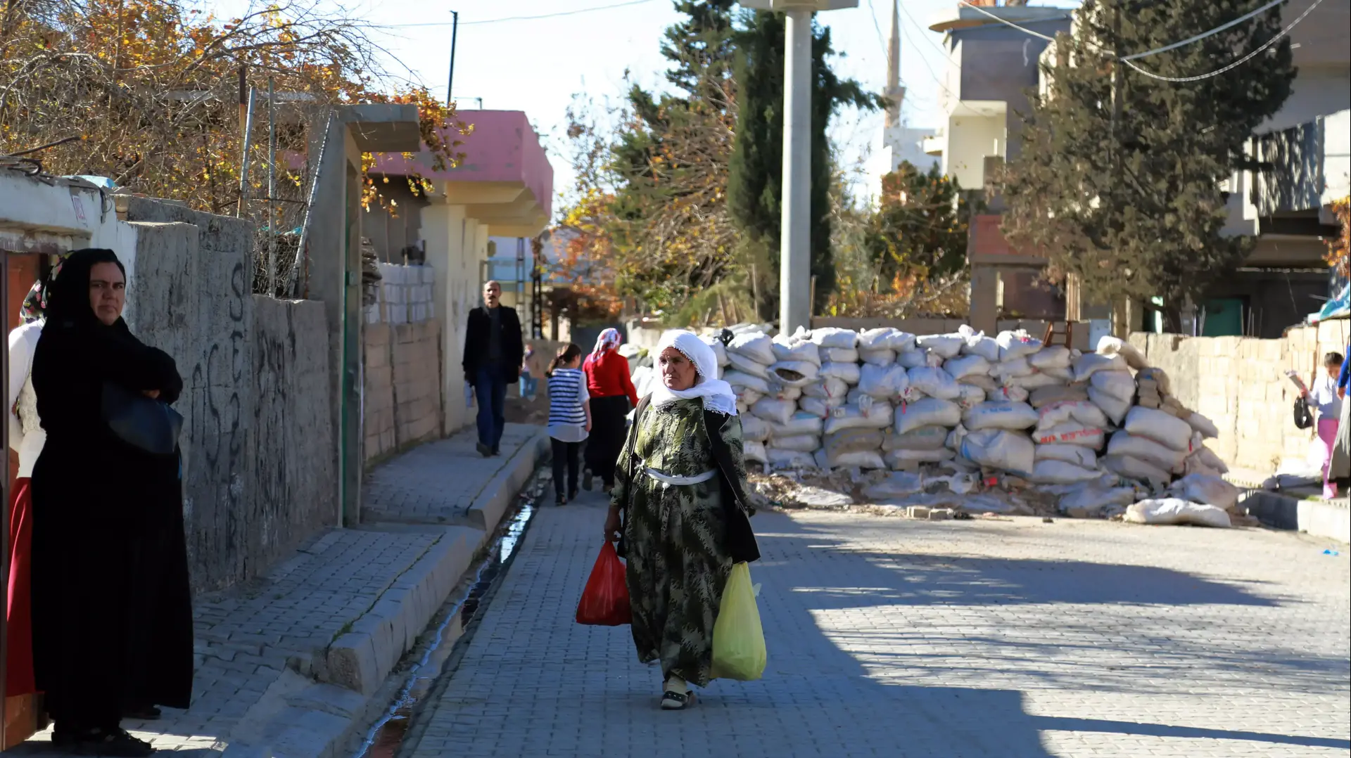 בריקדות שהקימו הלוחמים הכורדים בנוסייבין, דרום-מזרח טורקיה, 25 בדצמבר 2015 בריקדות שהקימו הלוחמים הכורדים בנוסייבין, דרום-מזרח טורקיה, 25 בדצמבר 2015
