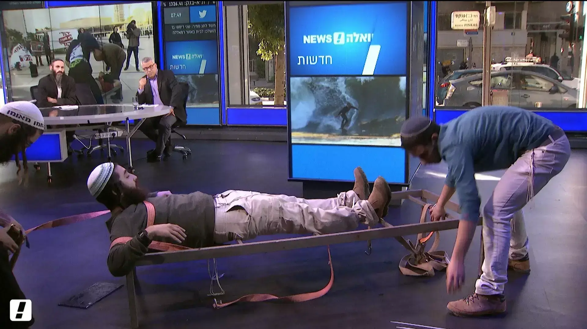צבי סוכות והרב יוסף פלאי באולפן - הדגמה של מיצגי העינויים של השב"כ