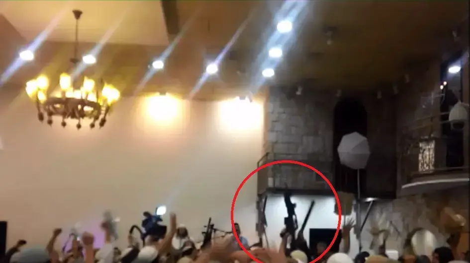 פעילי ימין חוגגים בחתונה ומניפים נשקים ונועצים סכין בתמונת התינוק עלי דוואבשה. דצמבר 2015