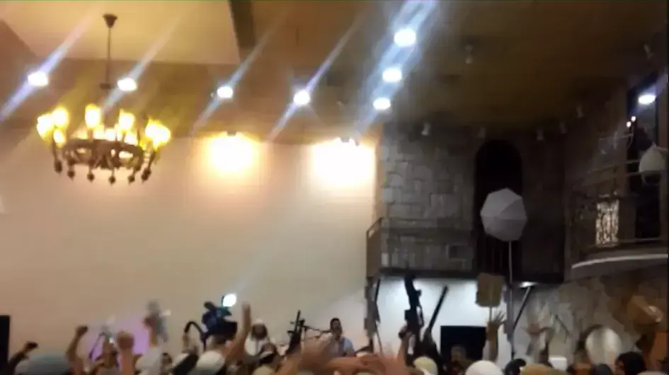פעילי ימין חוגגים בחתונה ומניפים נשקים ונועצים סכין בתמונת התינוק עלי דוואבשה. דצמבר 2015 פעילי ימין חוגגים בחתונה ומניפים נשקים ונועצים סכין בתמונת התינוק עלי דוואבשה. דצמבר 2015