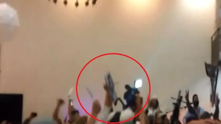 פעילי ימין חוגגים בחתונה ומניפים נשקים ונועצים סכין בתמונת התינוק עלי דוואבשה. דצמבר 2015