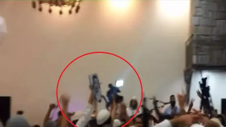 פעילי ימין חוגגים בחתונה ומניפים נשקים ונועצים סכין בתמונת התינוק עלי דוואבשה. דצמבר 2015