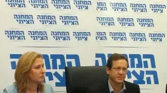 חברי הכנסת של סיעת המחנה הציוני, ישבו בישיבת הסיעה עם תג עליו כתוב - 'יהודי לא מסמן יהודי'. 'יהודי לא מסמן בני אדם'. במחאה על חוק הסימון חברי הכנסת של סיעת המחנה הציוני, ישבו בישיבת הסיעה עם תג עליו כתוב - 'יהודי לא מסמן יהודי'. 'יהודי לא מסמן בני אדם'. במחאה על חוק הסימון