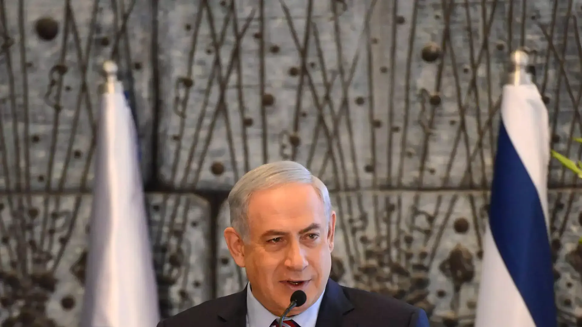 ראש הממשלה בנימין נתניהו ונשיא המדינה ראובן ריבלין בטקס עובדים מצטיינים ל-2015 ראש הממשלה בנימין נתניהו ונשיא המדינה ראובן ריבלין בטקס עובדים מצטיינים ל-2015