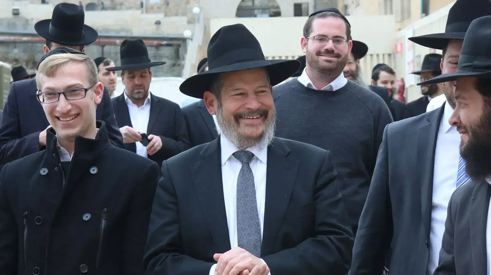הרב אורי לופוליאנסקי בכותל: "שלא נתננו טרף לשיניהם". הרב אורי לופוליאנסקי בכותל: "שלא נתננו טרף לשיניהם".