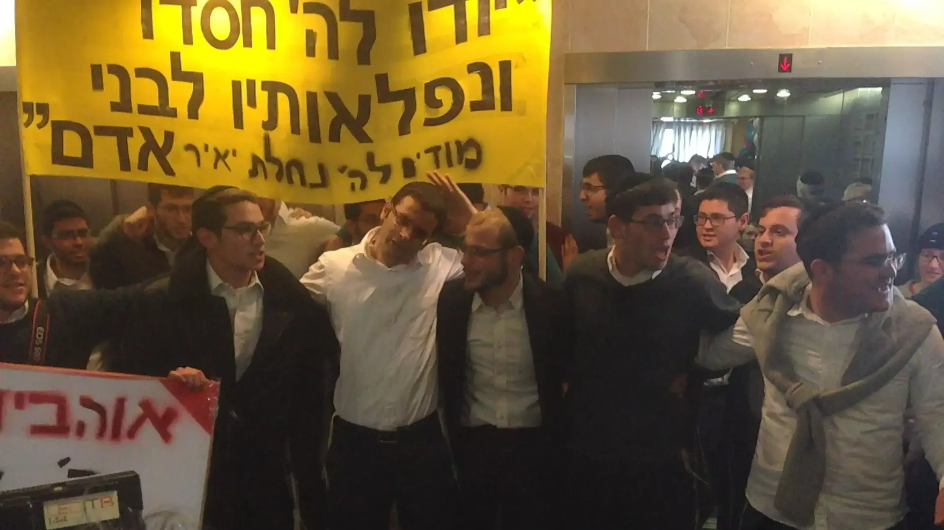 אורי לופוליאנסקי חוגג את גזר דינו בפרשת הולילנד ביד שרה אורי לופוליאנסקי חוגג את גזר דינו בפרשת הולילנד ביד שרה