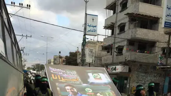 תמונתו של גלעד שליט בתהלוכה צבאית מול ביתו של בכיר חמאס אל-מובאשיר, 30 בדצמבר 2015 תמונתו של גלעד שליט בתהלוכה צבאית מול ביתו של בכיר חמאס אל-מובאשיר, 30 בדצמבר 2015