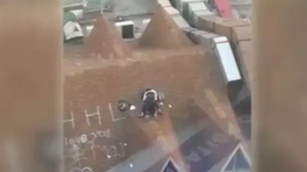 זוג על גג בניין