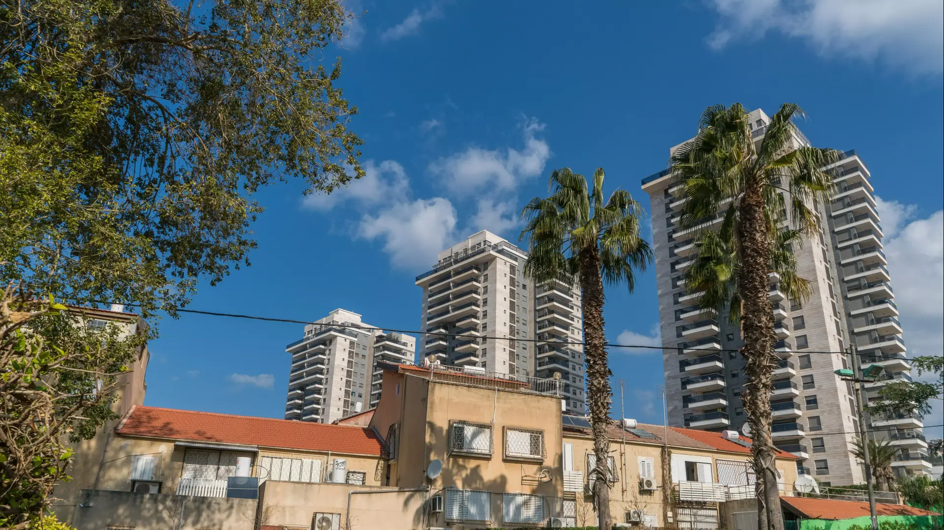 שיכונים לצד מגדלי יוקרה בעיר חיפה שיכונים לצד מגדלי יוקרה בעיר חיפה
