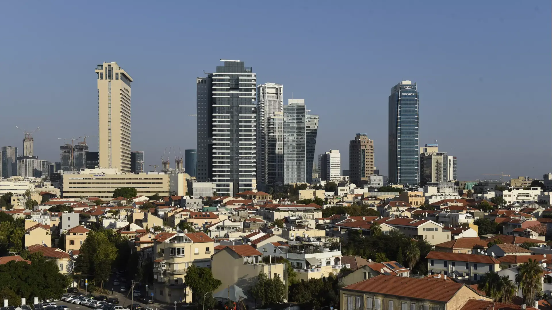 בניינים ישנים על רקע מגדל יוקרה בעיר תל אביב בניינים ישנים על רקע מגדל יוקרה בעיר תל אביב
