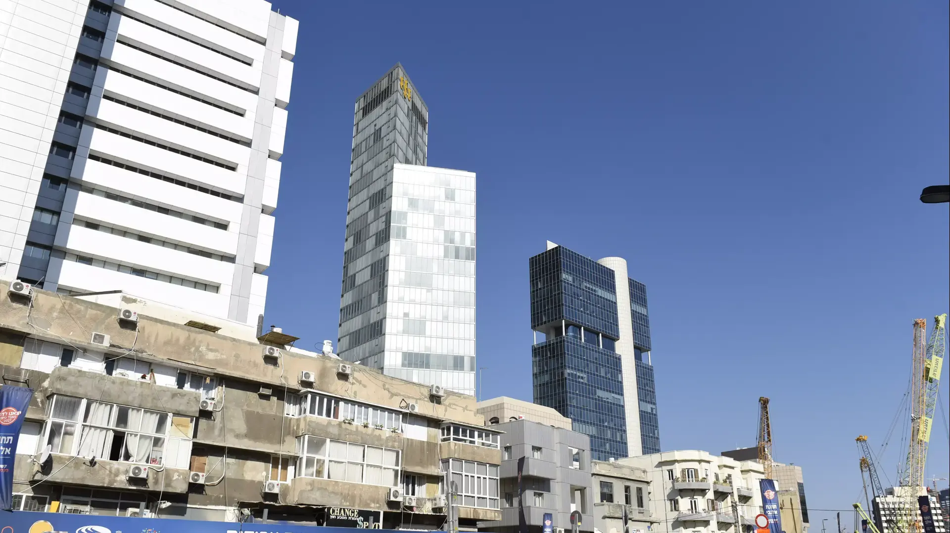 בניינים ישנים על רקע מגדל יוקרה בעיר תל אביב בניינים ישנים על רקע מגדל יוקרה בעיר תל אביב