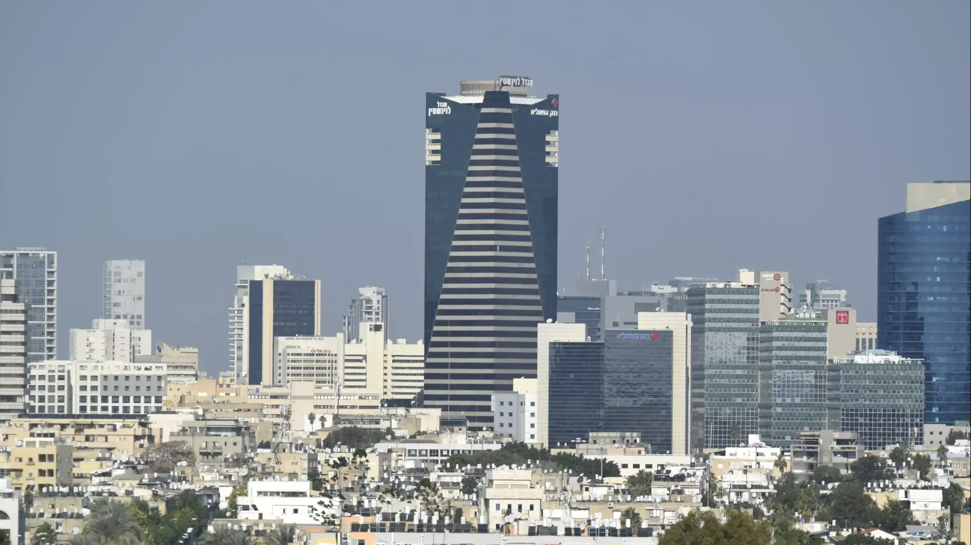 שיכונים בדרום תל אביב על רקע מגדלי משרדים שיכונים בדרום תל אביב על רקע מגדלי משרדים