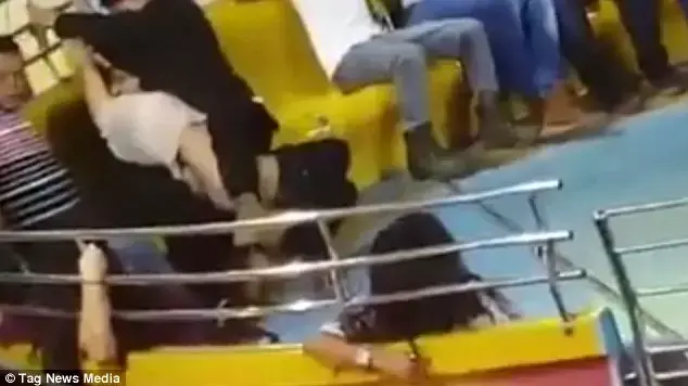 פדיחה במתקן שעשועים פדיחה במתקן שעשועים