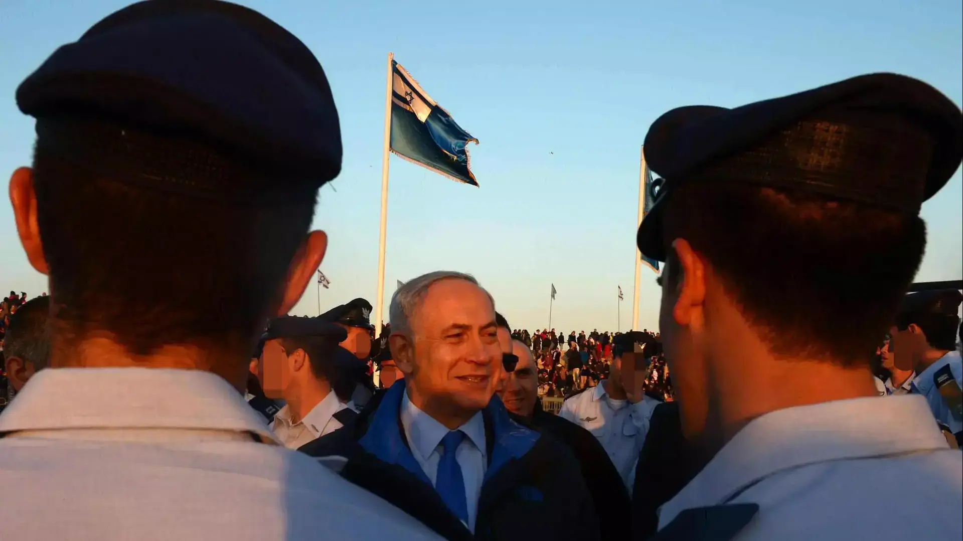 ראש הממשלה בנימין נתניהו מעניק כנפי טיסה לחניך המצטיין בטקס סיום קורס טיס בחיל האוויר. דצמבר 2015 ראש הממשלה בנימין נתניהו מעניק כנפי טיסה לחניך המצטיין בטקס סיום קורס טיס בחיל האוויר. דצמבר 2015